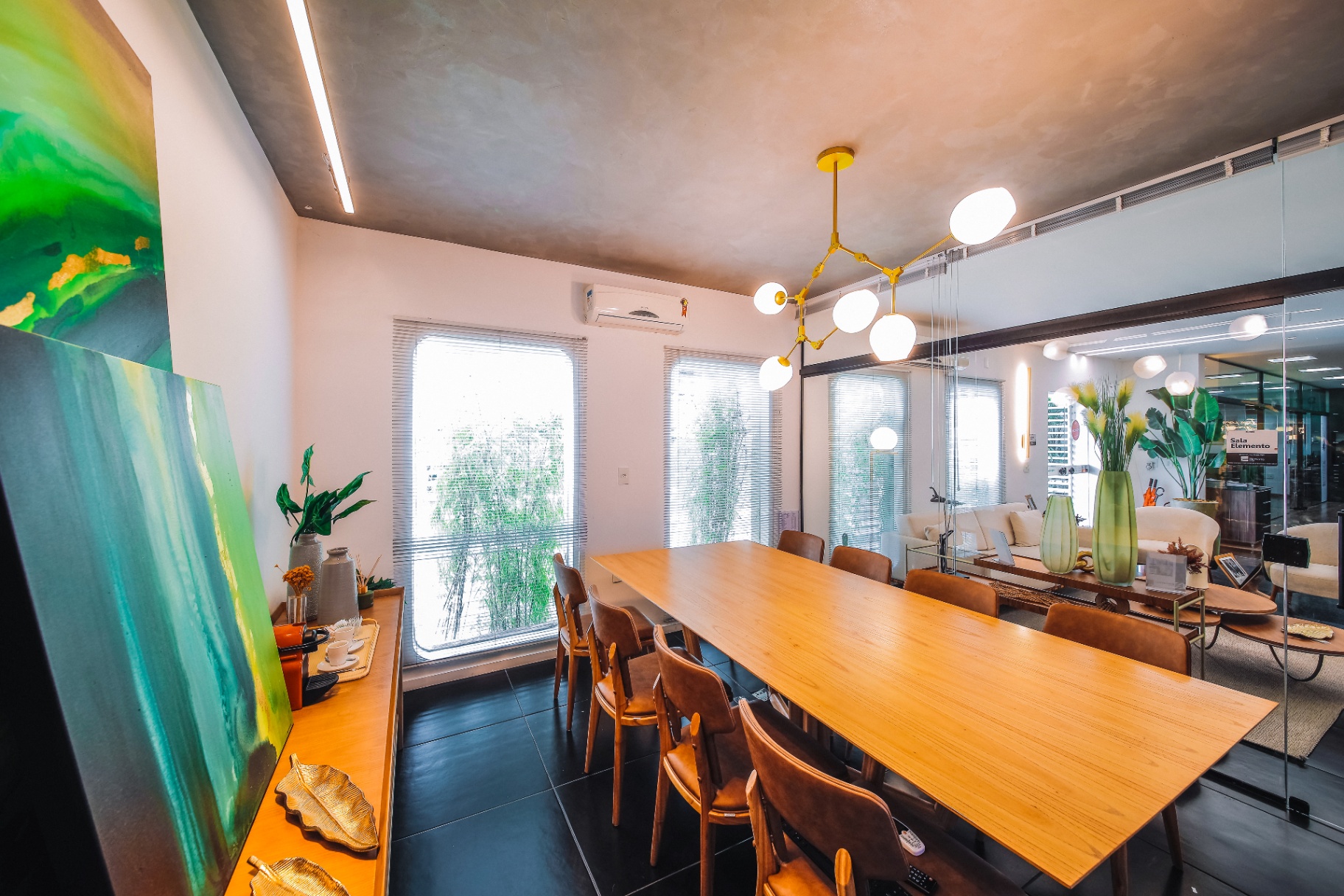Sala de reunião da Souza Gomes com mesa de madeira e iluminação decorativa