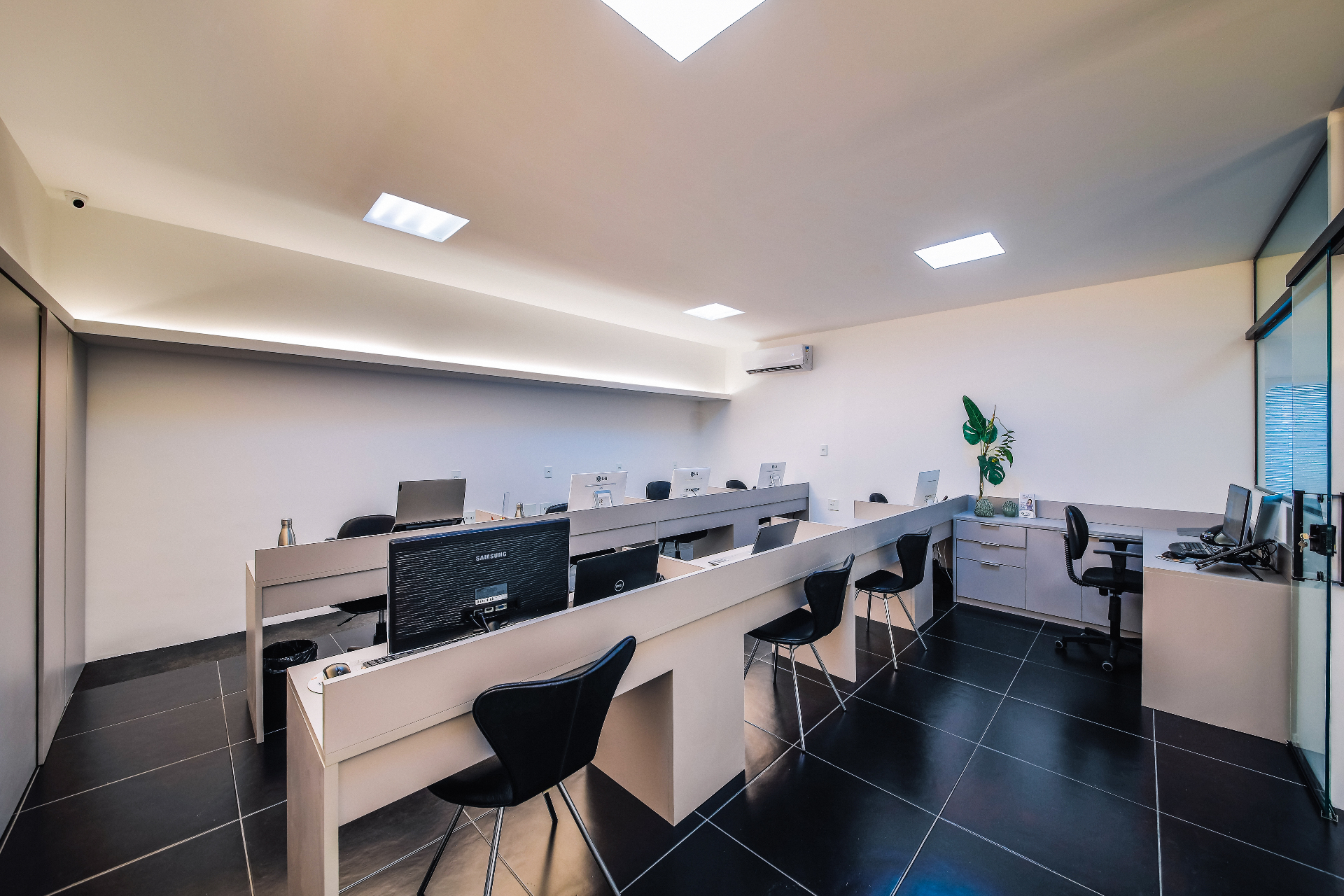 Área operacional da Souza Gomes com estações de trabalho e layout interno contemporâneo