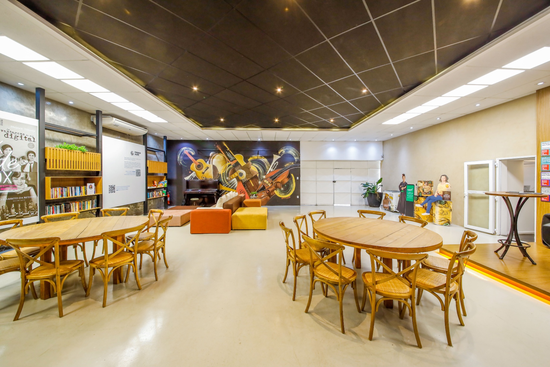Salão principal do Espaço Multi com lounge, mural musical e área para eventos